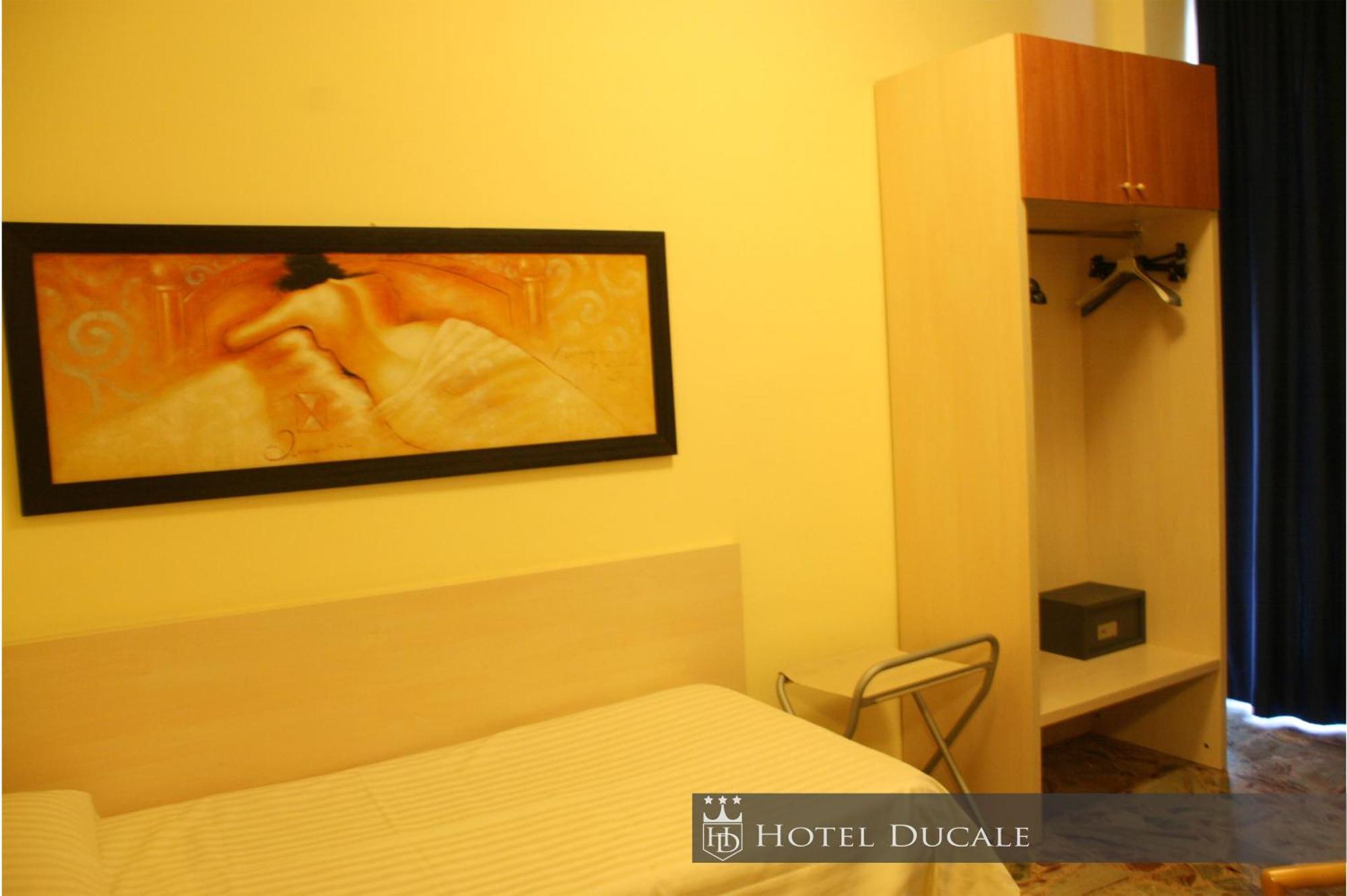 Hotel Ducale Vigevano Bagian luar foto