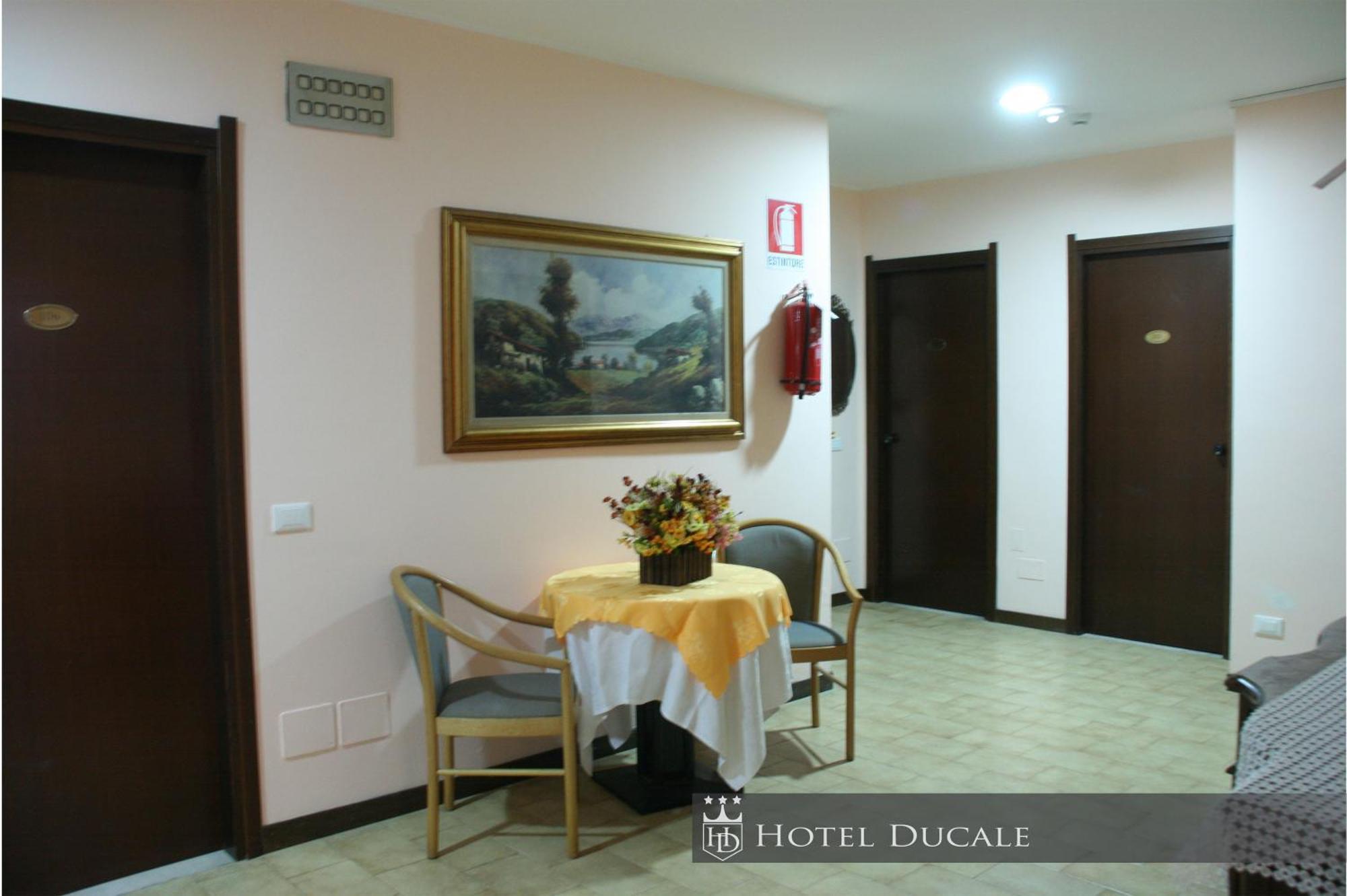 Hotel Ducale Vigevano Bagian luar foto