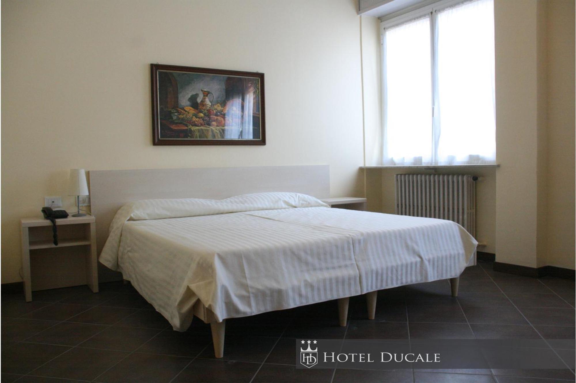 Hotel Ducale Vigevano Bagian luar foto