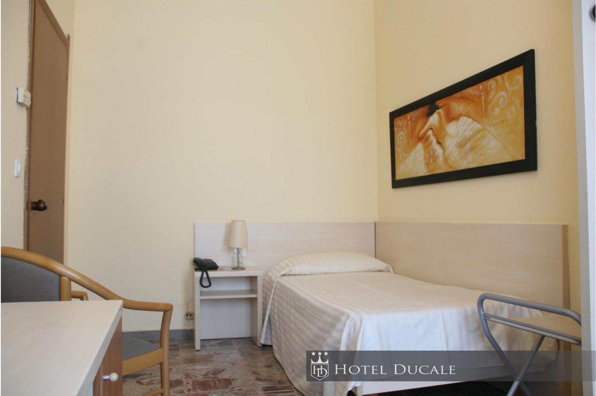 Hotel Ducale Vigevano Bagian luar foto