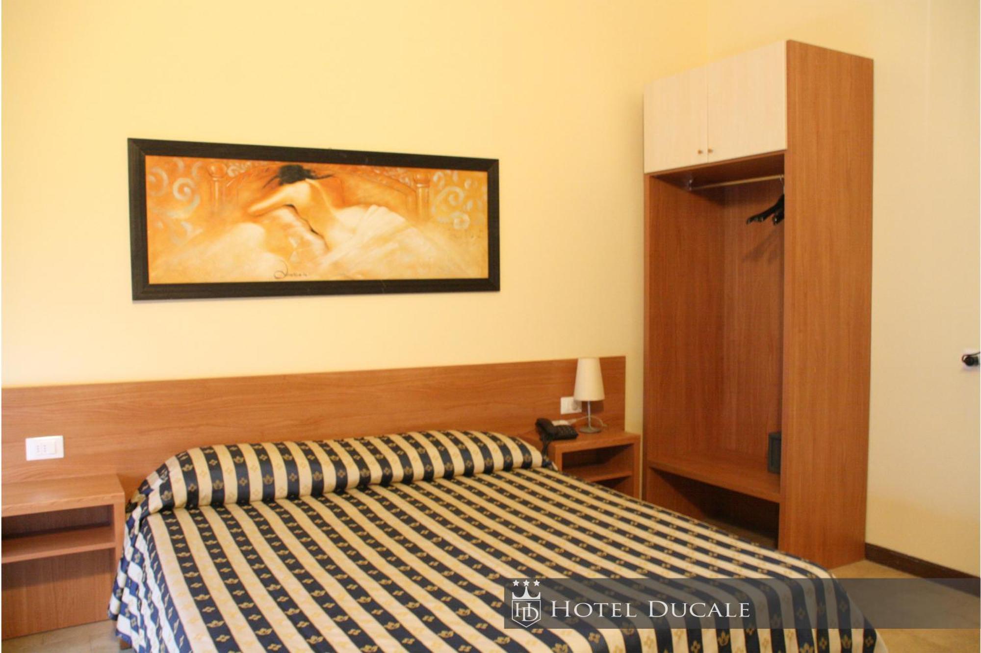 Hotel Ducale Vigevano Bagian luar foto