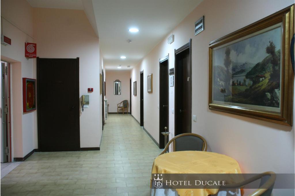 Hotel Ducale Vigevano Ruang foto