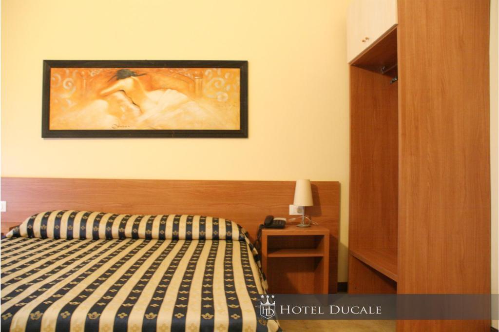 Hotel Ducale Vigevano Ruang foto