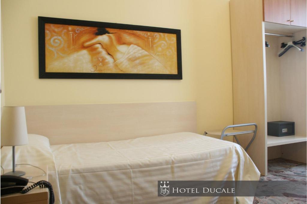 Hotel Ducale Vigevano Ruang foto